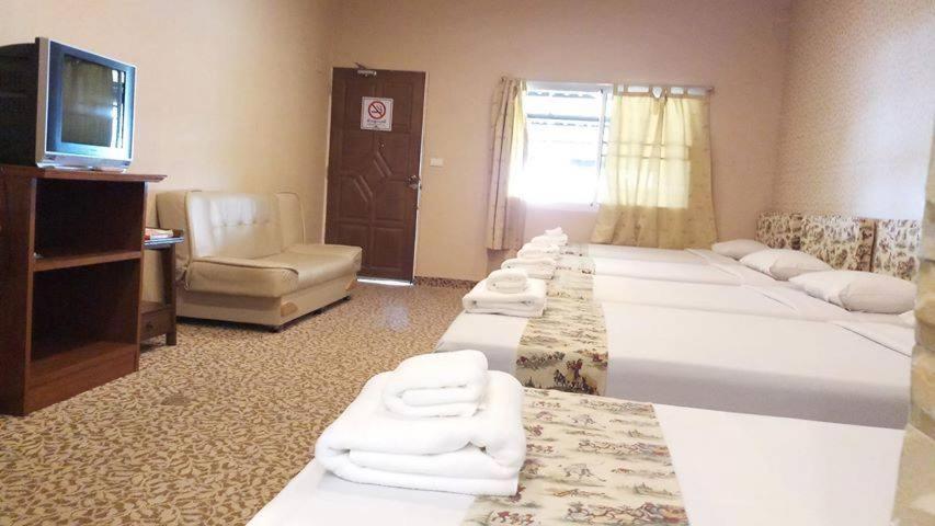Thongsomboon Club Hotel Пакчонг Экстерьер фото